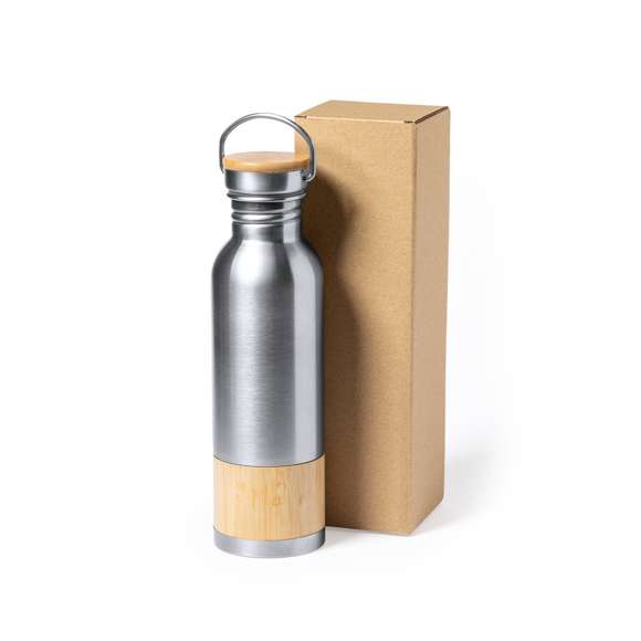  	Caja de presentación especialmente diseñada para bidones. Tamaño 8x26,7x8 cm y fabricada en cartón reciclado corrugado de acabado kraft. En línea con la tendencia del mercado hacia la sostenibilidad integral del regalo, ofreciendo soluciones de origen reciclado con el fin de ayudar a la mejora y conservación de nuestro planeta.
