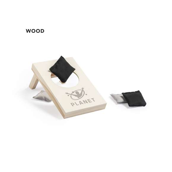 Juego de habilidad fabricado en resistente madera de pino. Base con agujero y 4 saquitos rellenos arena en 2 colores. Presentación en caja individual de diseño kraft.