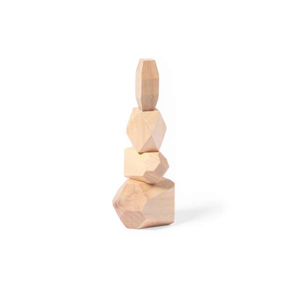 Juego de habilidad fabricado en resistente madera natural de pino. Set de 4 piezas de distintos tamaños, en bolsa de transporte 100% algodón con cordones de cierre a juego. Presentación en caja individual de diseño kraft.