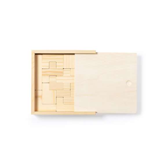 Juego de habilidad fabricado en resistente madera. Con 13 piezas en caja de madera con tapa. Presentación en caja individual de diseño kraft.