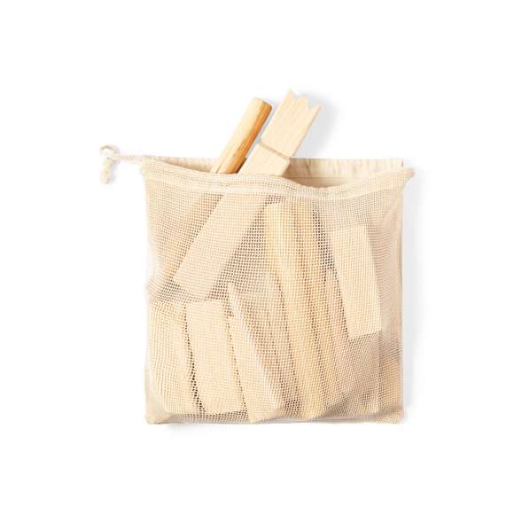 Juego ancestral de kubb fabricado en resistente madera natural de pino. Set de 21 piezas, en bolsa de transporte 100% algodón con cordón de cierre a juego. Presentación en caja individual de diseño kraft, con manual de instrucciones en español e inglés.