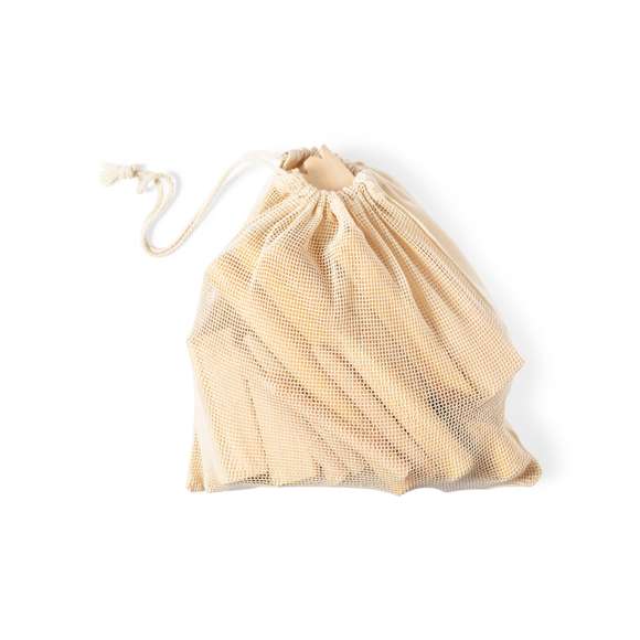 Juego ancestral de kubb fabricado en resistente madera natural de pino. Set de 21 piezas, en bolsa de transporte 100% algodón con cordón de cierre a juego. Presentación en caja individual de diseño kraft, con manual de instrucciones en español e inglés.