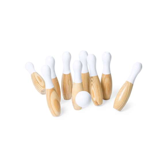 Juego de bolos fabricados en resistente madera natural de pino, con parte superior de cada bolo lacada en blanco. Set de 9 bolos y 3 bolas de color blanco, en bolsa de transporte 100% algodón, con cordón de cierre a juego. Presentación en caja individual de diseño kraft, con manual de instrucciones en español e inglés.