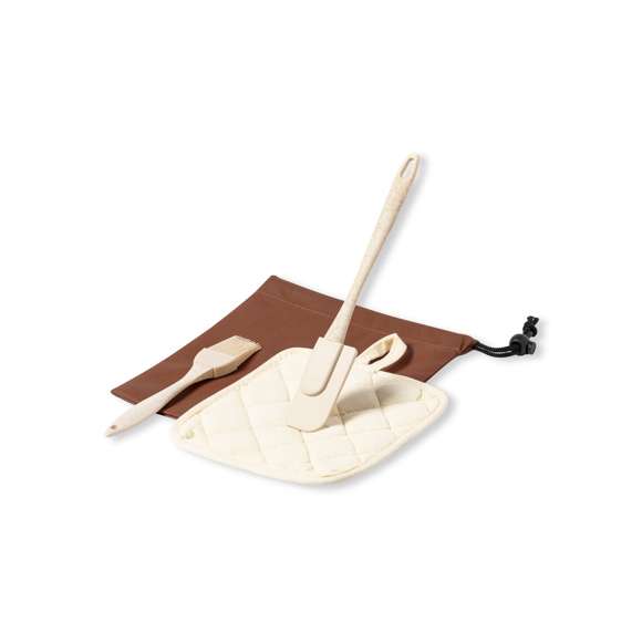 Set de cocina de 3 piezas presentado en funda marrón con cordón de cierre. Incluye:  Espátula y brocha de silicona en tono natural, con mangos troquelados en resistente PP veteado. Agarrador en 100% algódón de acabado natural, con cinta para colgar.