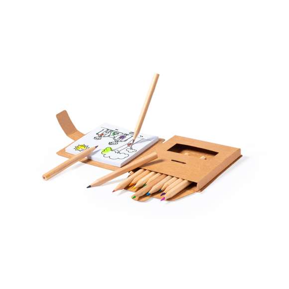 Set para colorear de línea nature fabricado en cartón reciclado y con cinta de cierre en solapa. Incluye: Bloc de 36 hojas con dibujos de naturaleza para colorearCaja de 12 lápices de madera con minas en multitud de colores.