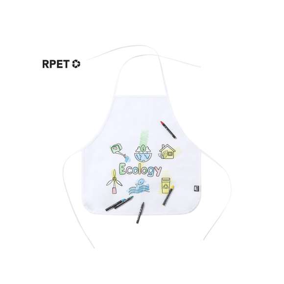 Delantal fabricado en non-woven RPET de color blanco, especialmente diseñado para colorear con ceras. Incluye 5 ceras en variados colores. Con cintas de ajuste en cuello y cintura. Distintivo RPET en etiqueta exterior.El material RPET se elabora a partir de plástico reciclado, para así fomentar la reutilización de residuos plásticos y ayudar a la sostenibilidad del planeta.