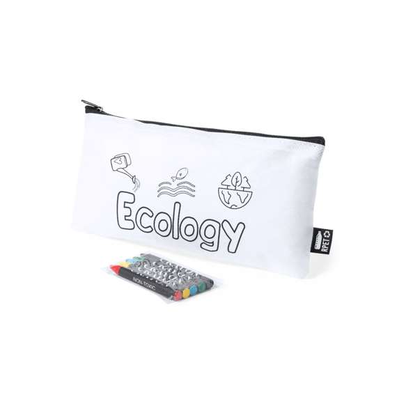 Estuche fabricado en non-woven RPET de color blanco, con cierre de cremallera y tirador metálico. Especialmente diseñado para colorear con ceras. Incluye 5 ceras en variados colores y distintivo RPET en etiqueta exterior.