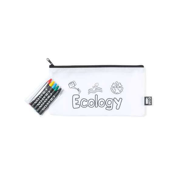 Estuche fabricado en non-woven RPET de color blanco, con cierre de cremallera y tirador metálico. Especialmente diseñado para colorear con ceras. Incluye 5 ceras en variados colores y distintivo RPET en etiqueta exterior.
