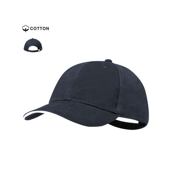 Gorra de 6 paneles fabricada en resistente algodón peinado de 250g/m2. Con sandwich en visera, orificios de ventilación bordados y cierre con hebilla metálica.