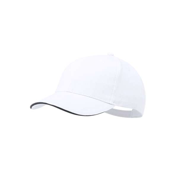 Gorra de 6 paneles fabricada en resistente algodón peinado de 250g/m2. Con sandwich en visera, orificios de ventilación bordados y cierre con hebilla metálica.