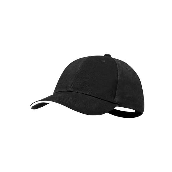Gorra de 6 paneles fabricada en resistente algodón peinado de 250g/m2. Con sandwich en visera, orificios de ventilación bordados y cierre con hebilla metálica.