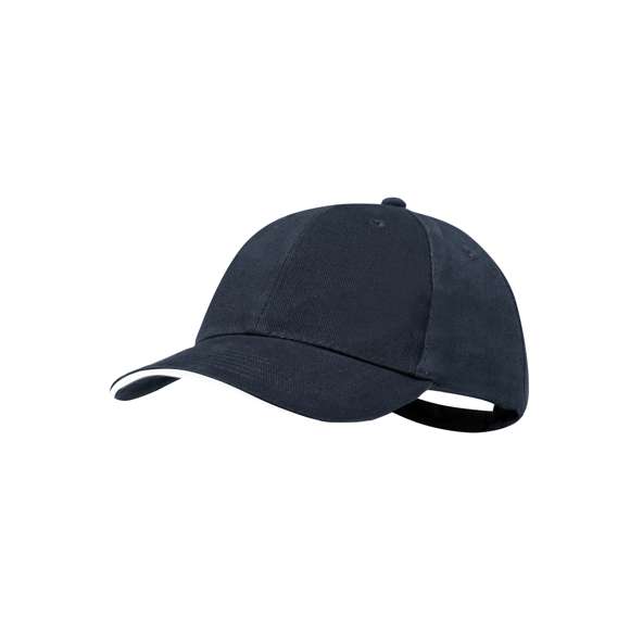 Gorra de 6 paneles fabricada en resistente algodón peinado de 250g/m2. Con sandwich en visera, orificios de ventilación bordados y cierre con hebilla metálica.