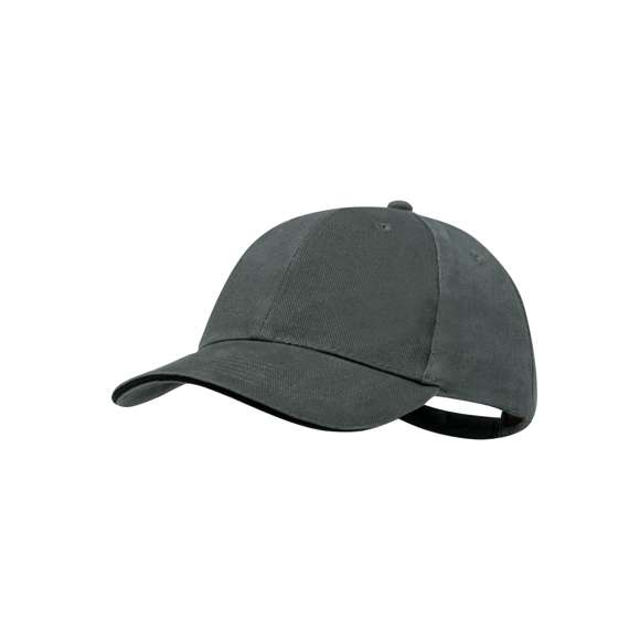 Gorra de 6 paneles fabricada en resistente algodón peinado de 250g/m2. Con sandwich en visera, orificios de ventilación bordados y cierre con hebilla metálica.