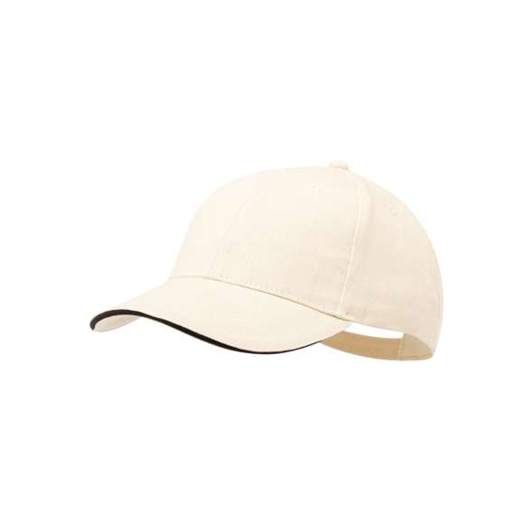 Gorra de 6 paneles fabricada en resistente algodón peinado de 250g/m2. Con sandwich en visera, orificios de ventilación bordados y cierre con hebilla metálica.