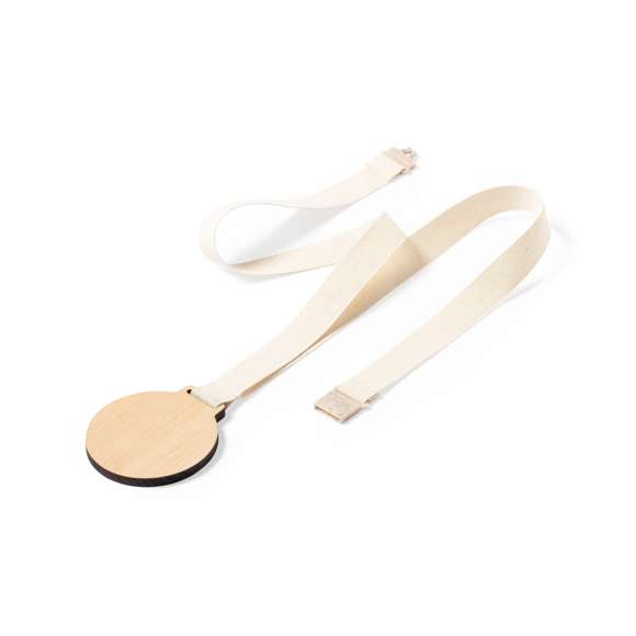 Medalla de línea nature fabricada en madera natural. Cordón fabricado en 100% algodón, con cierre de seguridad de fibra de trigo en el cuello.