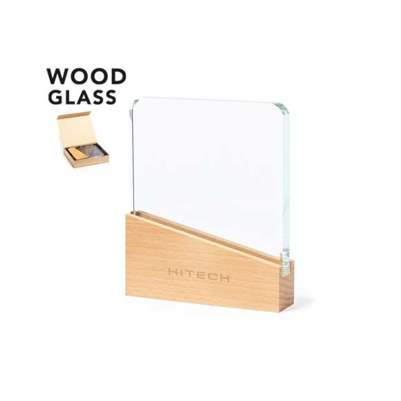 Placa conmemorativa fabricada en cristal grueso y resistente, con base en madera natural. Presentada en estuche de protección kraft, con cierre magnético y espuma interior.