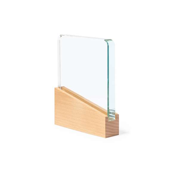 Placa conmemorativa fabricada en cristal grueso y resistente, con base en madera natural. Presentada en estuche de protección kraft, con cierre magnético y espuma interior.