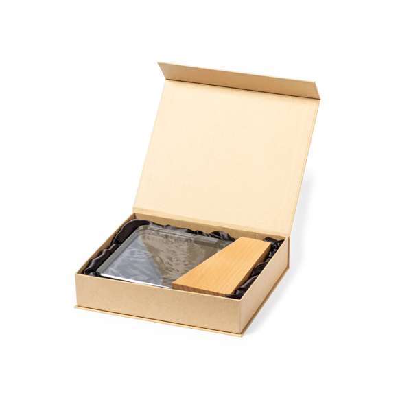 Placa conmemorativa fabricada en cristal grueso y resistente, con base en madera natural. Presentada en estuche de protección kraft, con cierre magnético y espuma interior.