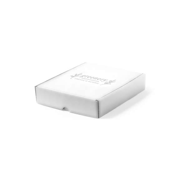  	Caja de presentación tamaño mediano fabricado en cartón reciclado corrugado de acabado blanco. En línea con la tendencia del mercado hacia la sostenibilidad integral del regalo, ofreciendo soluciones de origen reciclado con el fin de ayudar a la mejora y conservación de nuestro planeta.