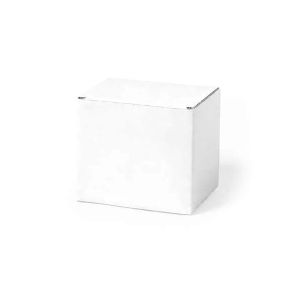 Caja de presentación especialmente diseñada para tazas. Tamaño 12x10,6x9 cm y fabricada en cartón reciclado corrugado de acabado blanco. En línea con la tendencia del mercado hacia la sostenibilidad integral del regalo, ofreciendo soluciones de origen reciclado con el fin de ayudar a la mejora y conservación de nuestro planeta.