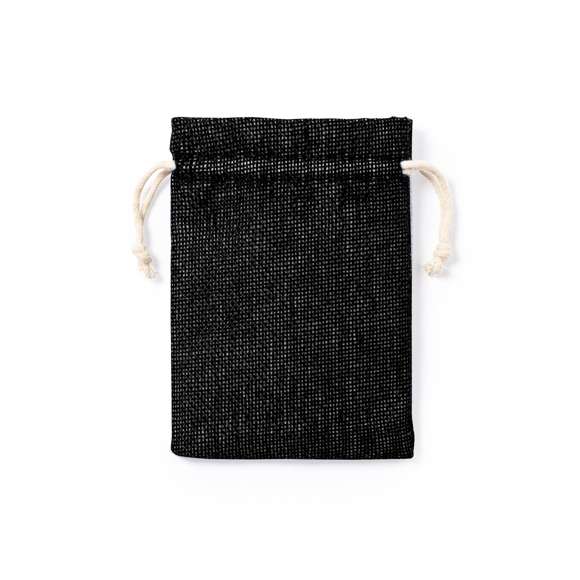  	Bolsa de presentación de inspiración nature y acabado cosido, fabricada en poliéster. Con cierre de cordón y disponible en variada gama de colores.