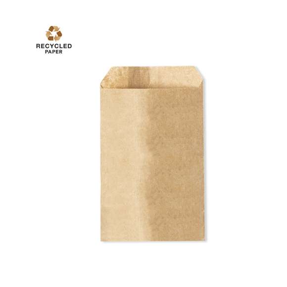 Bolsa de presentación de línea nature fabricada en papel reciclado kraft. Formato 15 x 23 cm + 2 cm de solapa. En línea con la tendencia del mercado hacia la sostenibilidad integral del regalo, ofreciendo soluciones de origen reciclado con el fin de ayudar a la mejora y conservación de nuestro planeta.