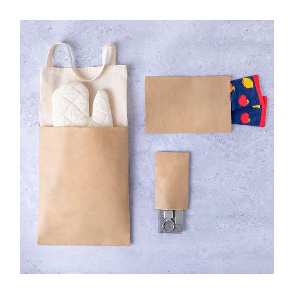 Bolsa de presentación de línea nature fabricada en papel reciclado kraft. Formato 15 x 23 cm + 2 cm de solapa. En línea con la tendencia del mercado hacia la sostenibilidad integral del regalo, ofreciendo soluciones de origen reciclado con el fin de ayudar a la mejora y conservación de nuestro planeta.