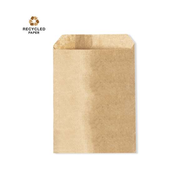Bolsa de presentación de línea nature fabricada en papel reciclado kraft. Formato 25 x 32 cm + 2 cm de solapa. En línea con la tendencia del mercado hacia la sostenibilidad integral del regalo, ofreciendo soluciones de origen reciclado con el fin de ayudar a la mejora y conservación de nuestro planeta.