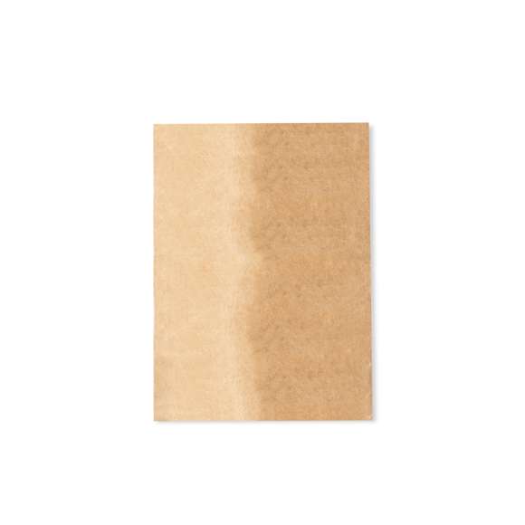 Bolsa de presentación de línea nature fabricada en papel reciclado kraft. Formato 25 x 32 cm + 2 cm de solapa. En línea con la tendencia del mercado hacia la sostenibilidad integral del regalo, ofreciendo soluciones de origen reciclado con el fin de ayudar a la mejora y conservación de nuestro planeta.