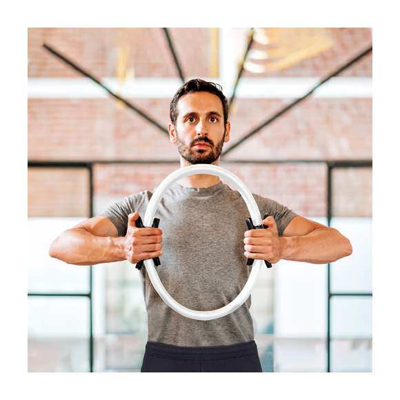 Aro para ejercicios fabricado en resistente fibra de vidrio con recubrimiento en EVA. Asas ergonómicas en ABS, con manual de instrucciones en español e inglés. Presentado en funda de non-woven RPET, con cierre de cordón y distintivo RPET en etiqueta.  El material RPET se elabora a partir de plástico reciclado, para así fomentar la reutilización de residuos plásticos y ayudar a la sostenibilidad del planeta.