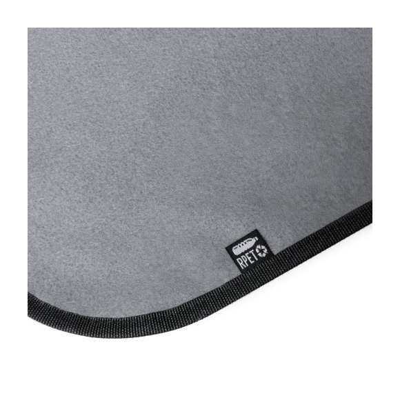 Manta de picnic premium fabricada en resistente poliéster RPET de 160g/m2 y acabado en gris. Plegable y con cierre de velcro  solapa y asa en cuero reciclado con ribetes reforzados. En tamaño 120x150 cm, con base aislante en PEVA y lado para sentarse de agradable tacto. De fácil plegado y tamaño compacto, con distintivo cuero reciclado en la solapa. El material RPET se elabora a partir de plástico reciclado, para así fomentar la reutilización de residuos plásticos y ayudar a la sostenibilidad del planeta.El cuero reciclado rescata las fibras desechadas en los procesos de fabricación del cuero, minimizando el desperdicio de material, contribuyendo a reducir el impacto ambiental y manteniendo a la vez sus propiedades originales.