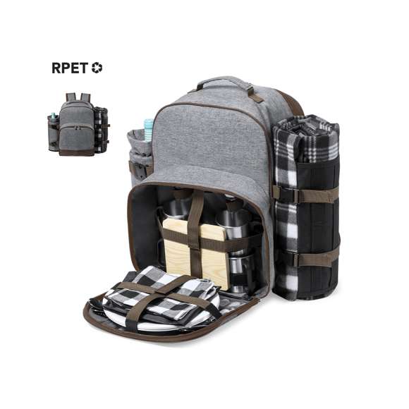 Mochila nevera para picnic de 4 servicios y con multitud de complementos, fabricada en resistente 600D RPET. Acabado en color gris, con detalles en marrón asa de transporte y cintas para hombros acolchadas y ajustables. Compartimento principal con cierre de cremallera y tiradores metálicos. Interior isotermo en PEVA y etiqueta exterior con distintivo RPET. Incluye:  4 tazas en acero inox. 4 cucharas, 4 cuchillos y 4 tenedores en acero inox con mango en PP blanco. 1 cuchillo de untar en acero inox con mango en PP blanco 4 platos en PP blanco de 23 cm de diámetro. 4 servilletas en tela de 30 x 30 cm. Con diseño retro en patrón a cuadros y en combinación tonos negros, grises y blancos. Sacacorchos abridor en acero inox con mango en PP blanco. Salero y pimentero transparentes con tapón en PP blanco. Tabla de corte y presentación en madera, tamaño 15x15 cm. Bolsa plegable interior. Botellero térmico a juego en lateral izquierdo, fabricado en RPET y extraíble mediante cierres de hebilla. Manta de picnic de calidad premium lateral derecho, con cierres ajustables de hebilla. Medidas 120x150cm, con lado para sentarse en patrón tartán bicolor de agradable tacto. Base aislante en resistente PEVA. De fácil plegado y de tamaño compacto, incluye asa de transporte y solapa con cierre de velcro.  El material RPET se elabora a partir de plástico reciclado, para así fomentar la reutilización de residuos plásticos y ayudar a la sostenibilidad del planeta.