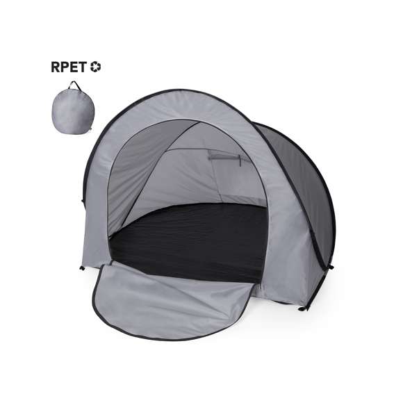 Tienda de campaña automontable, solo hay que sacarla de la funda y se despliega automáticamente. Fabricada en resistente poliéster RPET, con estructura metálica y detalles en color negro. Amplia puerta de entrada, con cierre de cremallera de doble tirador interior y exterior. Ventana en parte posterior con mosquitera, cierre de velcro y cortina enrollable con cordón y cinta de sujeción. Ideal para 2 personas y de fácil plegado. Presentada en funda a juego, con distintivo RPET en etiqueta exterior.El material RPET se elabora a partir de plástico reciclado, para así fomentar la reutilización de residuos plásticos y ayudar a la sostenibilidad del planeta.