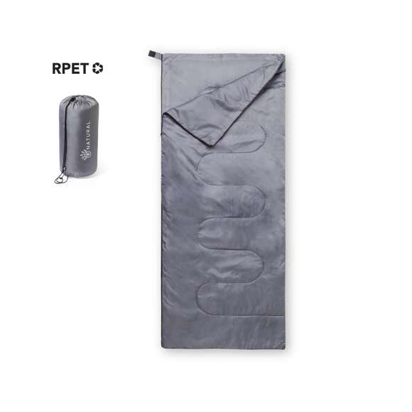  	Saco de dormir fabricado en resistente poliéster RPET 190T de agradable y cálido tacto, en color gris. Con grueso acolchado interior y cierre de cremallera de apertura total  con doble tirador interior y exterior. Funda a juego en RPET, con cierre de cordón, ajustador y etiqueta exterior con distintivo RPET. 	 	El material RPET se elabora a partir de plástico reciclado, para así fomentar la reutilización de residuos plásticos y ayudar a la sostenibilidad del planeta.