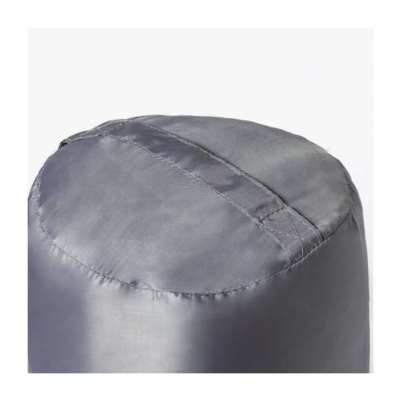  	Saco de dormir fabricado en resistente poliéster RPET 190T de agradable y cálido tacto, en color gris. Con grueso acolchado interior y cierre de cremallera de apertura total  con doble tirador interior y exterior. Funda a juego en RPET, con cierre de cordón, ajustador y etiqueta exterior con distintivo RPET. 	 	El material RPET se elabora a partir de plástico reciclado, para así fomentar la reutilización de residuos plásticos y ayudar a la sostenibilidad del planeta.
