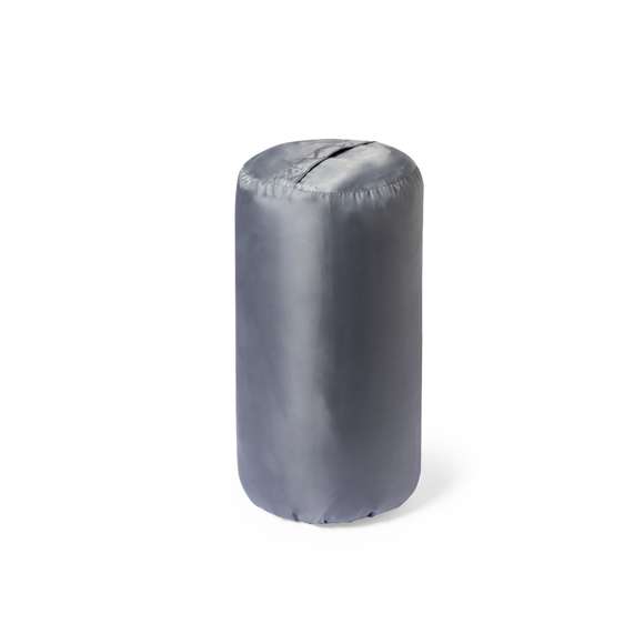  	Saco de dormir fabricado en resistente poliéster RPET 190T de agradable y cálido tacto, en color gris. Con grueso acolchado interior y cierre de cremallera de apertura total  con doble tirador interior y exterior. Funda a juego en RPET, con cierre de cordón, ajustador y etiqueta exterior con distintivo RPET. 	 	El material RPET se elabora a partir de plástico reciclado, para así fomentar la reutilización de residuos plásticos y ayudar a la sostenibilidad del planeta.