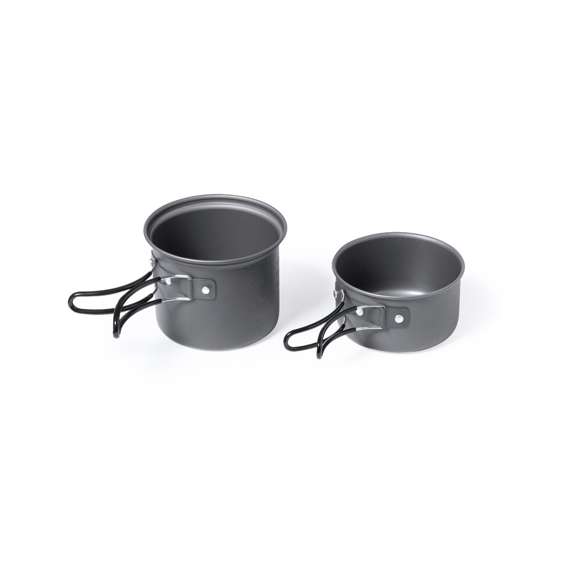 Completo set de menaje para camping de tamaño ultra compacto. Presentado en resistente funda de RPET con cierre de cordón, accesorio de ajuste y etiqueta exterior con distintivo RPET. Contenido:1 olla de aluminio acabado gris mate. 800 ml de capacidad  13 cm de diámetro x 10 cm de alto. Asas plegables con protección antiquemaduras.1 olla de aluminio acabado gris mate. 600 ml de capacidad  12 cm de diámetro x 6,5 cm de alto. Asas plegables con protección antiquemaduras.Cuchara, cuchillo y tenedor plegables fabricados en acero inox. Con mango troquelado y cierres de seguridad. Presentados en funda individual de RPET con cordones de cierre. El material RPET de las fundas se elabora a partir de plástico reciclado, para así fomentar la reutilización de residuos plásticos y ayudar a la sostenibilidad del planeta.