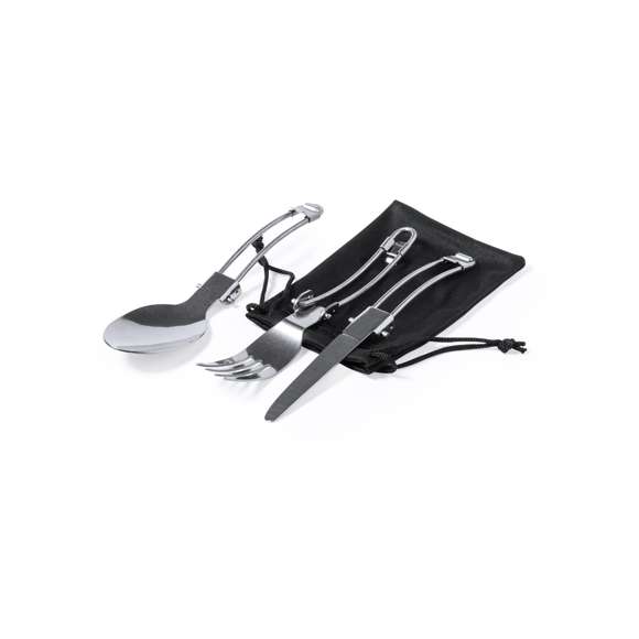 Completo set de menaje para camping de tamaño ultra compacto. Presentado en resistente funda de RPET con cierre de cordón, accesorio de ajuste y etiqueta exterior con distintivo RPET. Contenido:1 olla de aluminio acabado gris mate. 800 ml de capacidad  13 cm de diámetro x 10 cm de alto. Asas plegables con protección antiquemaduras.1 olla de aluminio acabado gris mate. 600 ml de capacidad  12 cm de diámetro x 6,5 cm de alto. Asas plegables con protección antiquemaduras.Cuchara, cuchillo y tenedor plegables fabricados en acero inox. Con mango troquelado y cierres de seguridad. Presentados en funda individual de RPET con cordones de cierre. El material RPET de las fundas se elabora a partir de plástico reciclado, para así fomentar la reutilización de residuos plásticos y ayudar a la sostenibilidad del planeta.