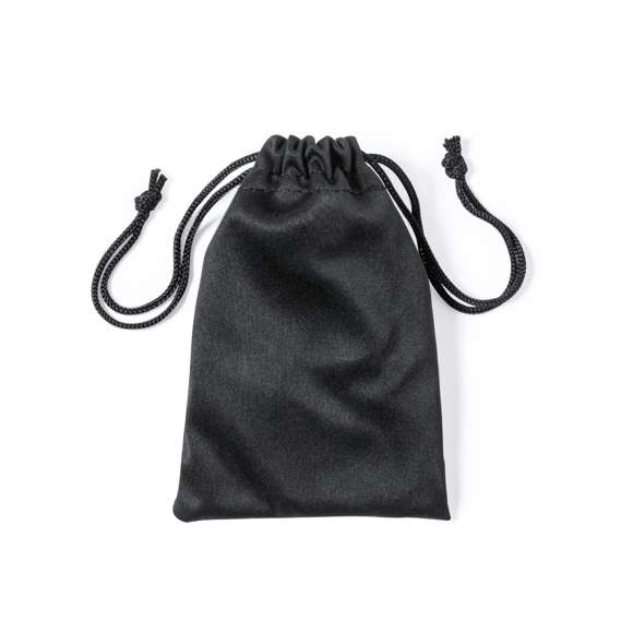 Completo set de menaje para camping de tamaño ultra compacto. Presentado en resistente funda de RPET con cierre de cordón, accesorio de ajuste y etiqueta exterior con distintivo RPET. Contenido:1 olla de aluminio acabado gris mate. 800 ml de capacidad  13 cm de diámetro x 10 cm de alto. Asas plegables con protección antiquemaduras.1 olla de aluminio acabado gris mate. 600 ml de capacidad  12 cm de diámetro x 6,5 cm de alto. Asas plegables con protección antiquemaduras.Cuchara, cuchillo y tenedor plegables fabricados en acero inox. Con mango troquelado y cierres de seguridad. Presentados en funda individual de RPET con cordones de cierre. El material RPET de las fundas se elabora a partir de plástico reciclado, para así fomentar la reutilización de residuos plásticos y ayudar a la sostenibilidad del planeta.