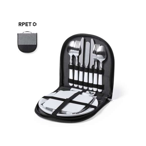 Original set de picnic de 2 servicios. Presentado en resistente funda 600D RPET, con cierre de cremallera, asa de transporte y etiqueta exterior con distintivo RPET. Interior reforzado, con compartimentos para los diferentes accesorios. Contenido: 2 cucharas, 2 cuchillos y 2 tenedores en acero inox con mango en PP blanco2 platos en PP blanco de 23 cm de diámetro.2 servilletas en tela de 29 x 29 cm. Con diseño retro en patrón a cuadros y en combinación tonos negros, grises y blancos.Tabla de corte y presentación de 15 x 15 cm, en PP blanco.El material RPET de la funda se elabora a partir de plástico reciclado, para así fomentar la reutilización de residuos plásticos y ayudar a la sostenibilidad del planeta.