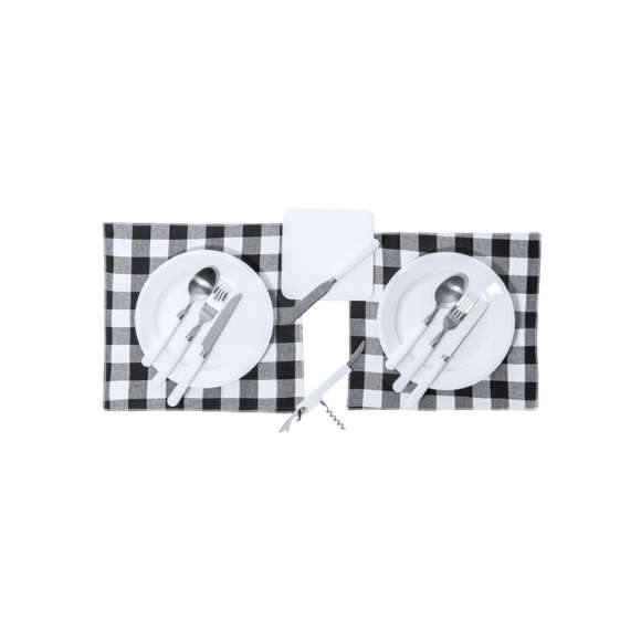 Original set de picnic de 2 servicios. Presentado en resistente funda 600D RPET, con cierre de cremallera, asa de transporte y etiqueta exterior con distintivo RPET. Interior reforzado, con compartimentos para los diferentes accesorios. Contenido: 2 cucharas, 2 cuchillos y 2 tenedores en acero inox con mango en PP blanco2 platos en PP blanco de 23 cm de diámetro.2 servilletas en tela de 29 x 29 cm. Con diseño retro en patrón a cuadros y en combinación tonos negros, grises y blancos.Tabla de corte y presentación de 15 x 15 cm, en PP blanco.El material RPET de la funda se elabora a partir de plástico reciclado, para así fomentar la reutilización de residuos plásticos y ayudar a la sostenibilidad del planeta.