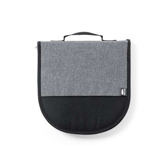 Original set de picnic de 2 servicios. Presentado en resistente funda 600D RPET, con cierre de cremallera, asa de transporte y etiqueta exterior con distintivo RPET. Interior reforzado, con compartimentos para los diferentes accesorios. Contenido: 2 cucharas, 2 cuchillos y 2 tenedores en acero inox con mango en PP blanco2 platos en PP blanco de 23 cm de diámetro.2 servilletas en tela de 29 x 29 cm. Con diseño retro en patrón a cuadros y en combinación tonos negros, grises y blancos.Tabla de corte y presentación de 15 x 15 cm, en PP blanco.El material RPET de la funda se elabora a partir de plástico reciclado, para así fomentar la reutilización de residuos plásticos y ayudar a la sostenibilidad del planeta.