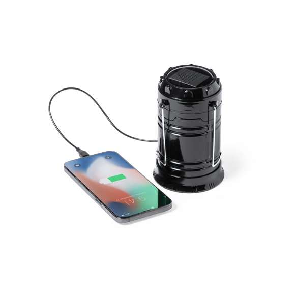 Lámpara multifunción alimentada por energía solar, con batería auxiliar integrada de 1.200 mAh y linterna. Fabricada en resistente material ABS, con asas plegables metálicas. Funciones:Lámpara con 6 LEDs de luz blanca y 60 lúmenesLinterna con 1 LED de luz blanca y 20 lúmenesBatería auxiliar de litio y 1.200 mAh, con salida USB y entrada Micro USB, cable de carga Micro USB incluido (5V DC 1A).Presentada en caja individual de diseño kraft, con manual de instrucciones en español e inglés. Las capacidades mostradas en todas nuestras baterías auxiliares externas son reales, incorporando todas ellas baterías de grado A y no recicladas, con una vida útil de al menos 500 ciclos de carga y según normativa CE. Además, están fabricadas conforme a los estándares RoHS y en cumplimiento con los siguientes requisitos de seguridad:Sistema de protección contra sobrecarga del power bank. Sistema de protección contra descarga completa que proporciona una mayor durabilidad del power bank. Sistema de bloqueo para evitar cortocircuitos. Sistema de transferencia de carga constante, acorde con la capacidad del dispositivo de destino.