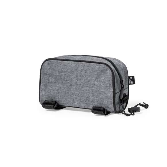 Bolsa para barra de patinete fabricada en resistente 600D RPET. De acabado gris jaspeado.con ribetes de refuerzo y compartimento principal con cierre de cremallera. Incluye doble cinta de ajuste en barra con cierre de velcro y cordón elástico con ajustador. Con distintivo RPET en etiqueta exterior.El material RPET se elabora a partir de plástico reciclado, para así fomentar la reutilización de residuos plásticos y ayudar a la sostenibilidad del planeta.