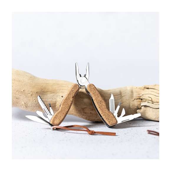 Multiherramienta de línea nature, con resistente cuerpo en acero inox y empuñadura de corcho natural. Con 12 funciones, entre otras cuchillo y navaja  destornillador con puntas planas y philips  lima  abridor y alicates. Cordón a juego en polipiel y presentada en caja individual de diseño kraft.