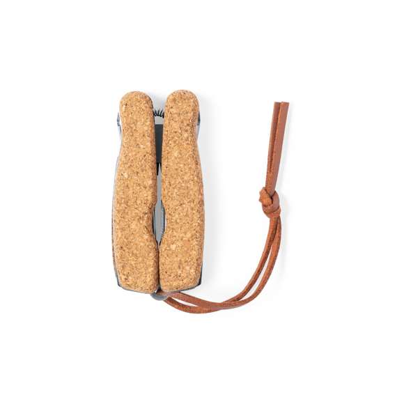Multiherramienta de línea nature, con resistente cuerpo en acero inox y empuñadura de corcho natural. Con 12 funciones, entre otras cuchillo y navaja  destornillador con puntas planas y philips  lima  abridor y alicates. Cordón a juego en polipiel y presentada en caja individual de diseño kraft.