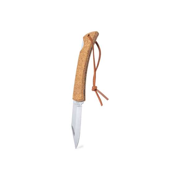 Navaja de línea nature con hoja en acero inox y mango fabricado en corcho natural. Con bloqueo y muesca en la hoja para fácil apertura. Cordón a juego en polipiel y presentada en caja individual de diseño kraft.