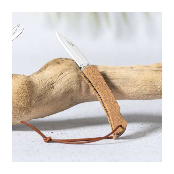 Navaja de línea nature con hoja en acero inox y mango fabricado en corcho natural. Con bloqueo y muesca en la hoja para fácil apertura. Cordón a juego en polipiel y presentada en caja individual de diseño kraft.
