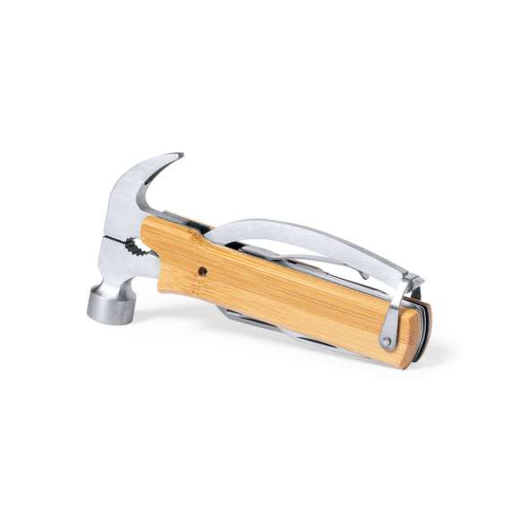 Multiherramienta de línea nature, con resistente cuerpo en acero inox y empuñadura de bambú. Con 13 funciones, entre otras martillo y sacaclavos  cuchillo y cortauñas  destornillador plano y philips  lima  abridor y alicates. Cordón a juego en polipiel y presentada en caja individual de diseño kraft.
