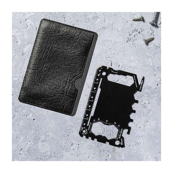 Multiherramienta con resistente cuerpo en acero inox y 17 funciones. Entre otras, funciones abrelatas, cuchillo, destornillador, regla, abrebotellas, llave inglesa, llave de mariposa y transportador de ángulos.